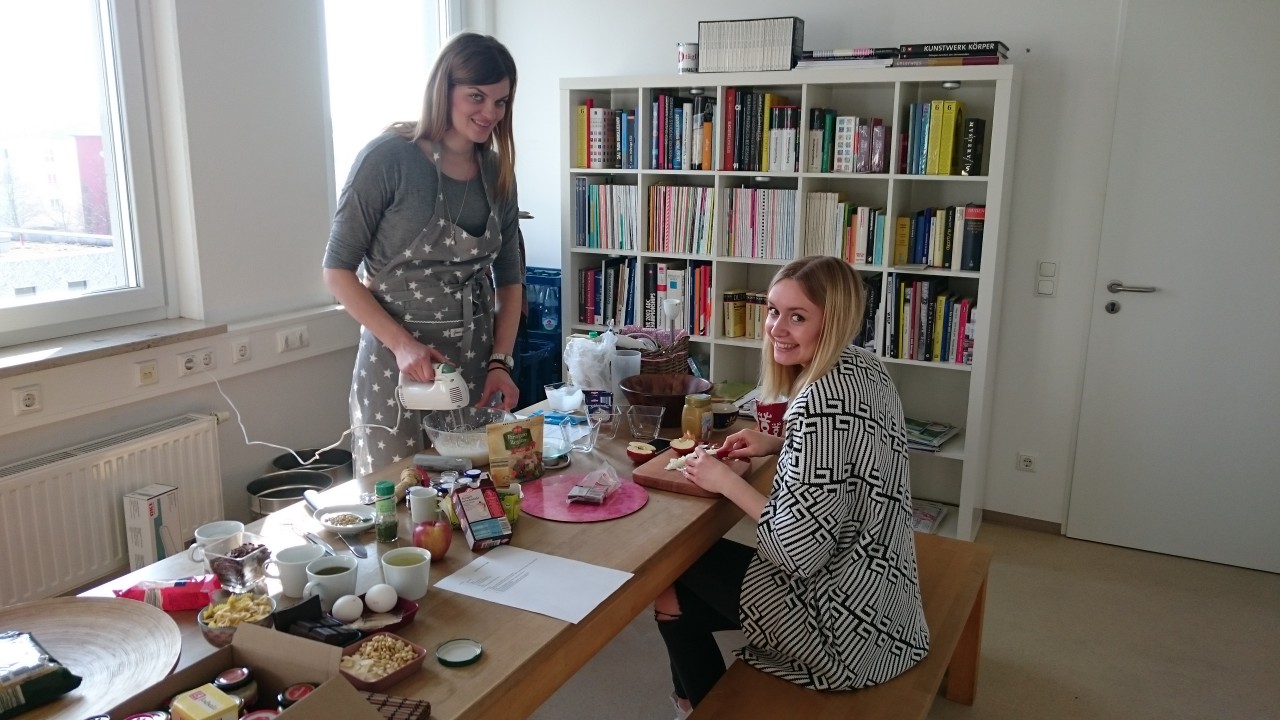 Zeigen, dass Studenten sehr wohl kochen können: Katja und Cosima.