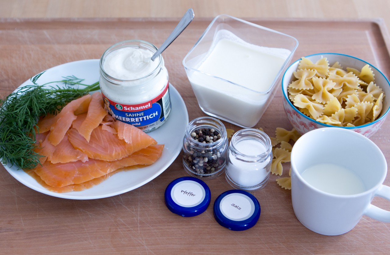 Zutaten: Pasta mit Lachs-Meerrettich-Soße.