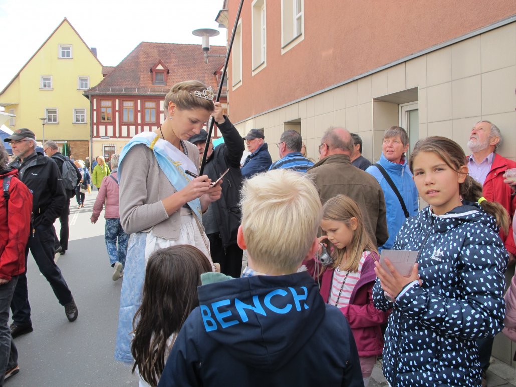 Repräsentieren kann sie: Maria I. im Kreise ihrer Fans. (C) Stadt Baiersdorf