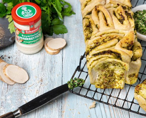 Faltbrot mit Zwiebel, Speck und Meerrettich