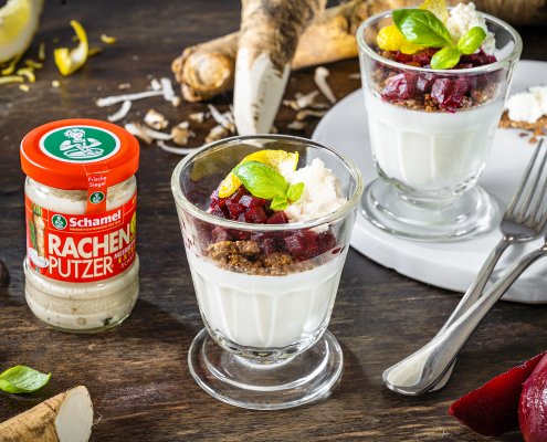 Gläser mit Meerrettich-Cheesecake und Roter Bete