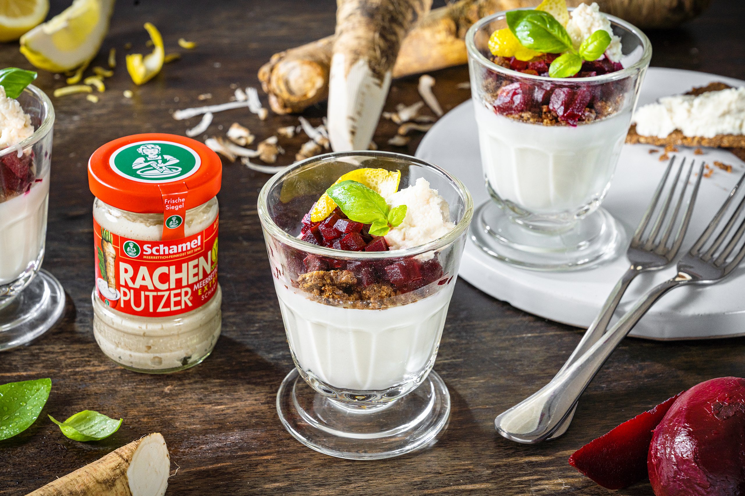 Gläser mit Meerrettich-Cheesecake und Roter Bete