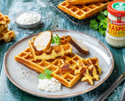 Teller mit Protein-Waffeln mit Hüttenkäse, Hähnchen und Meerrettich