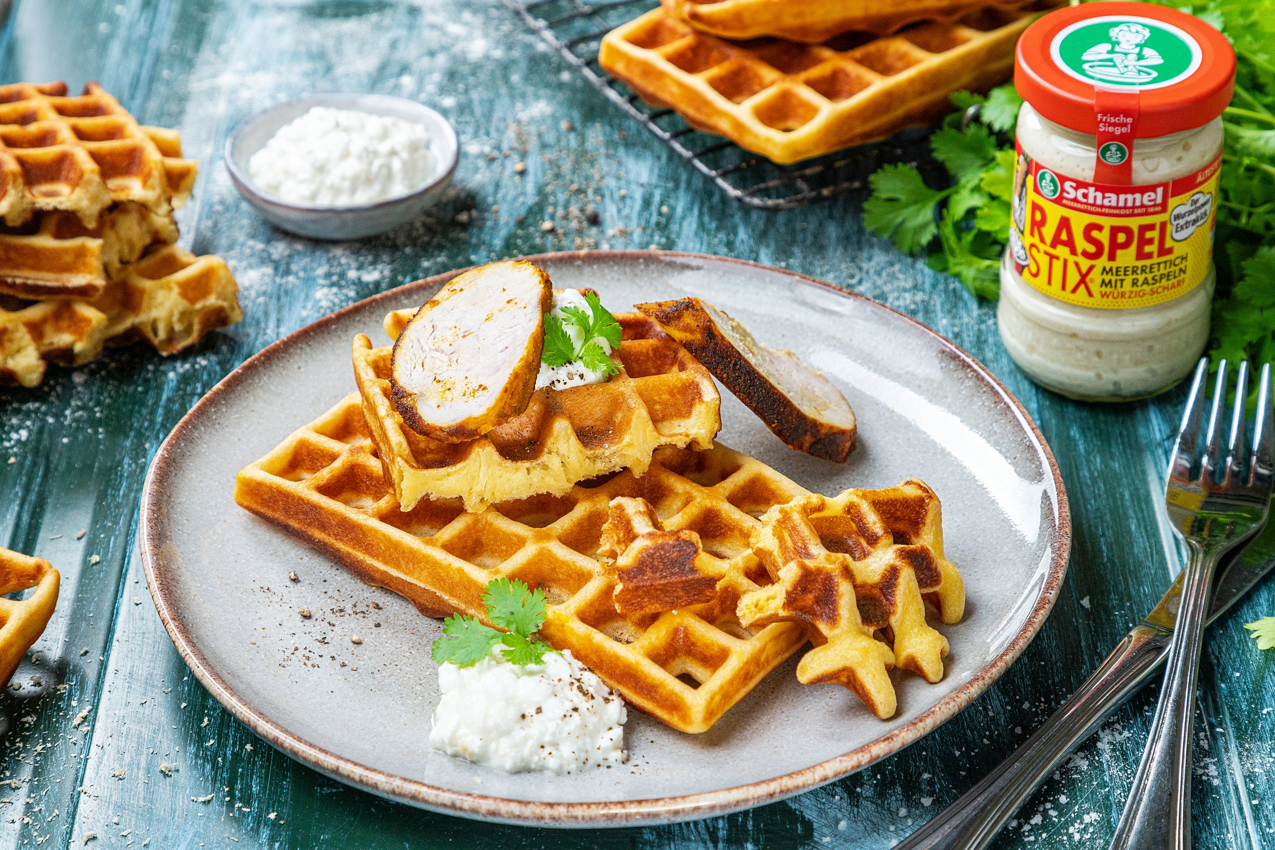 Teller mit Protein-Waffeln mit Hüttenkäse, Hähnchen und Meerrettich