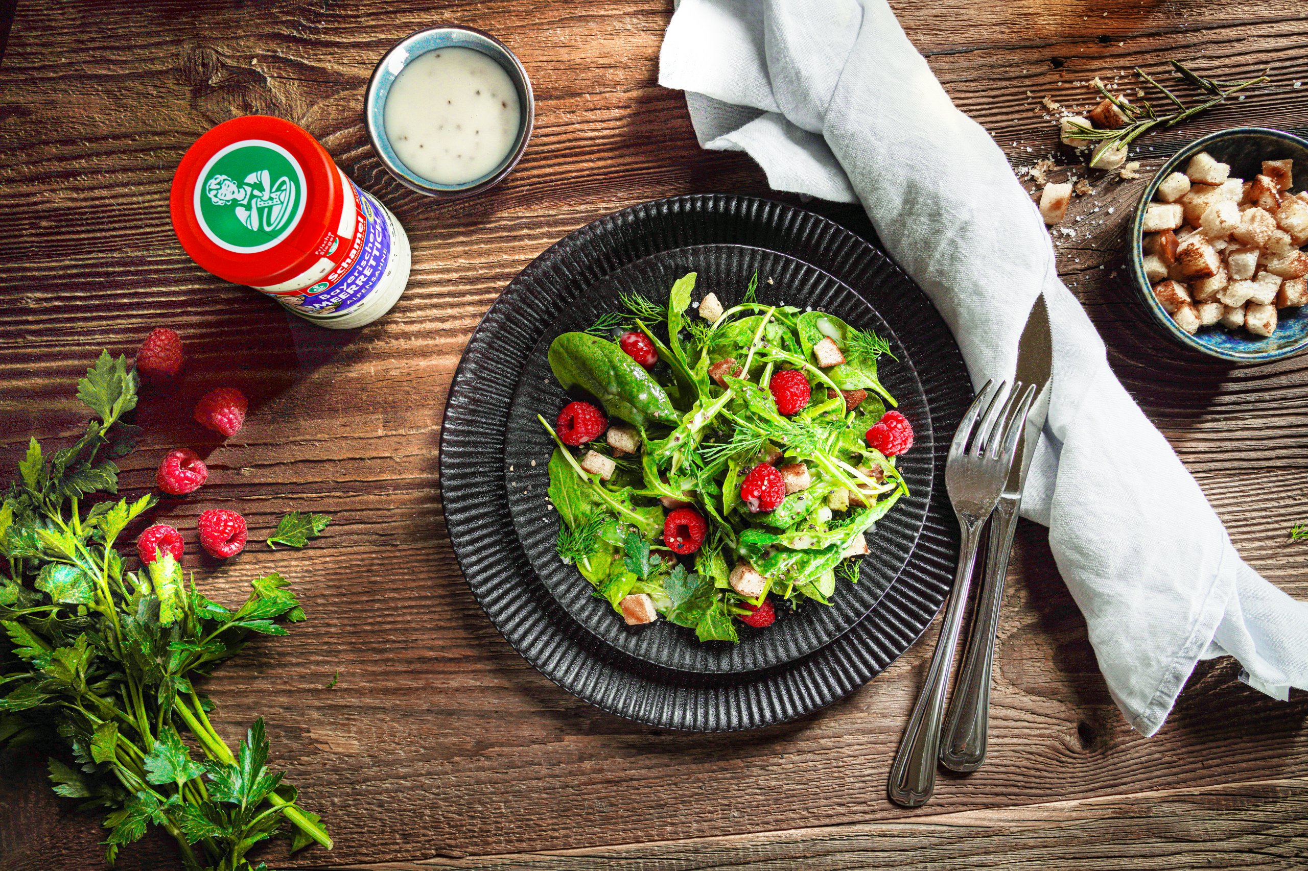 Teller mit Rucola-Salat mit Himbeeren und Meerrettich