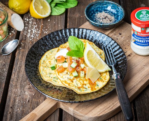 Teller mit Spinat-Pancakes und Lachs-Meerrettich-Tatar