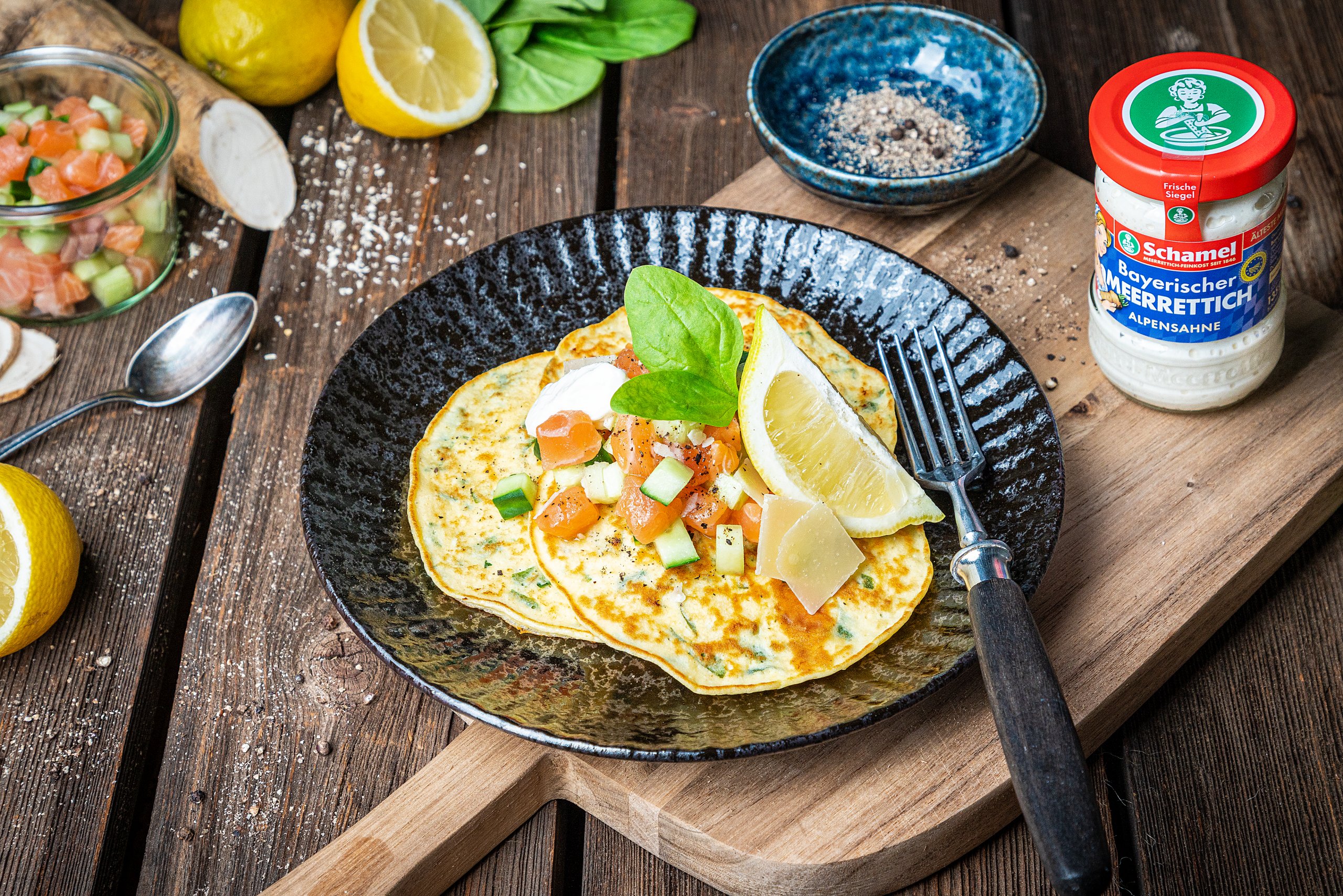 Teller mit Spinat-Pancakes und Lachs-Meerrettich-Tatar