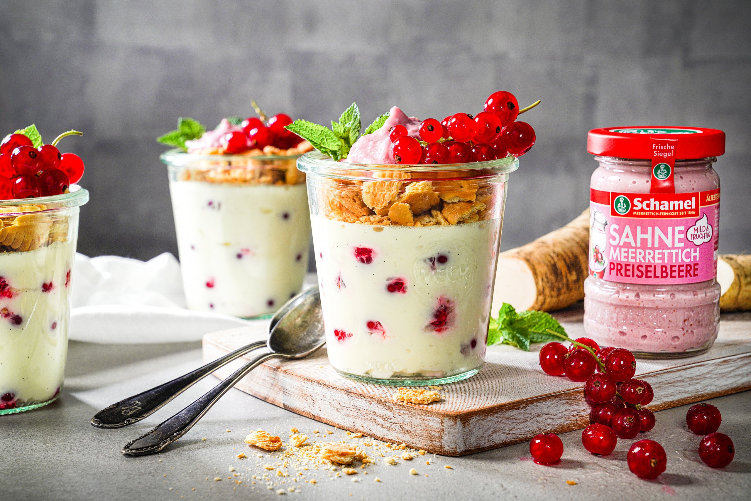 Gläser mit Panna-Cotta mit Johannisbeeren und Meerrettich