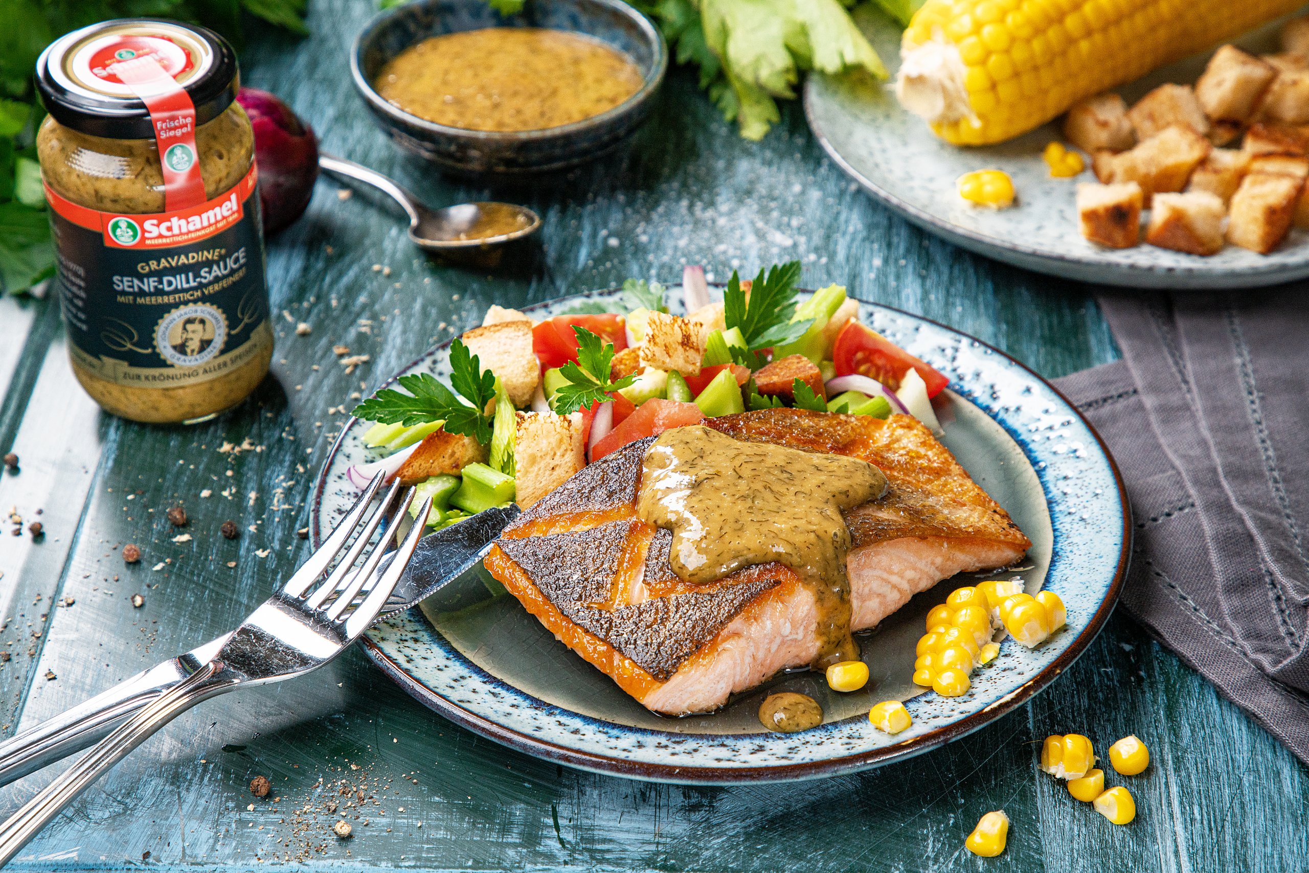 Teller mit gegrilltem Lachsfilet und Meerrettichbutter