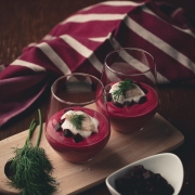 Rote-Bete-Creme mit Meerrettich und Räucherfisch