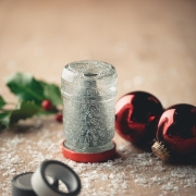 Schneekugel mit glitzerndem Tannenbaum