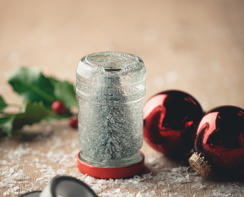 Schneekugel mit glitzerndem Tannenbaum
