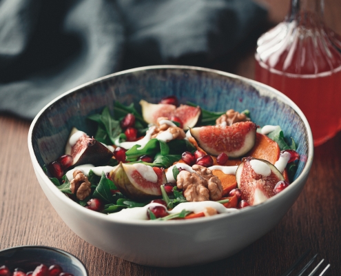 Bunter Salat an Meerrettichdressing
