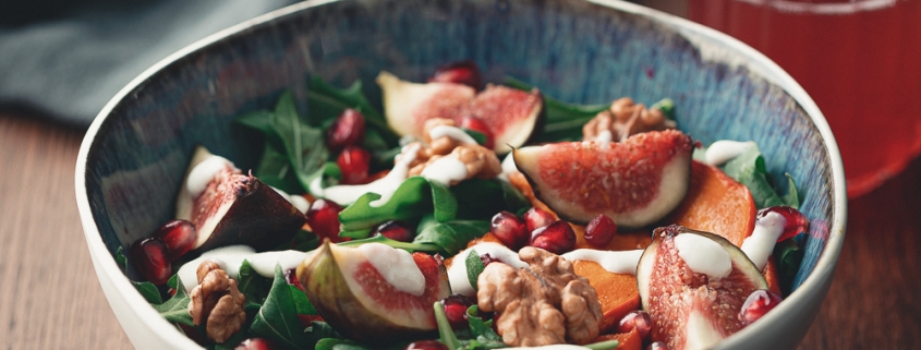 Bunter Salat an Meerrettichdressing