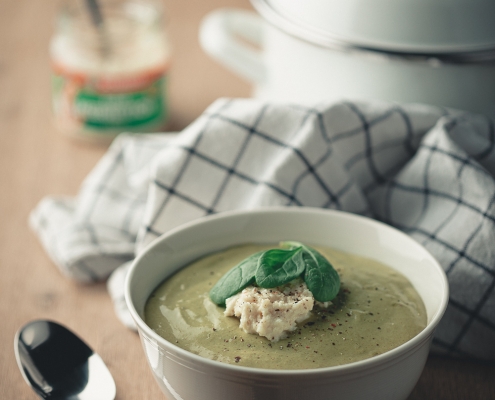 Cremige Spinatsuppe mit Meerrettich
