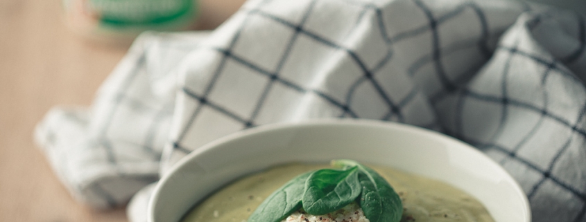 Cremige Spinatsuppe mit Meerrettich