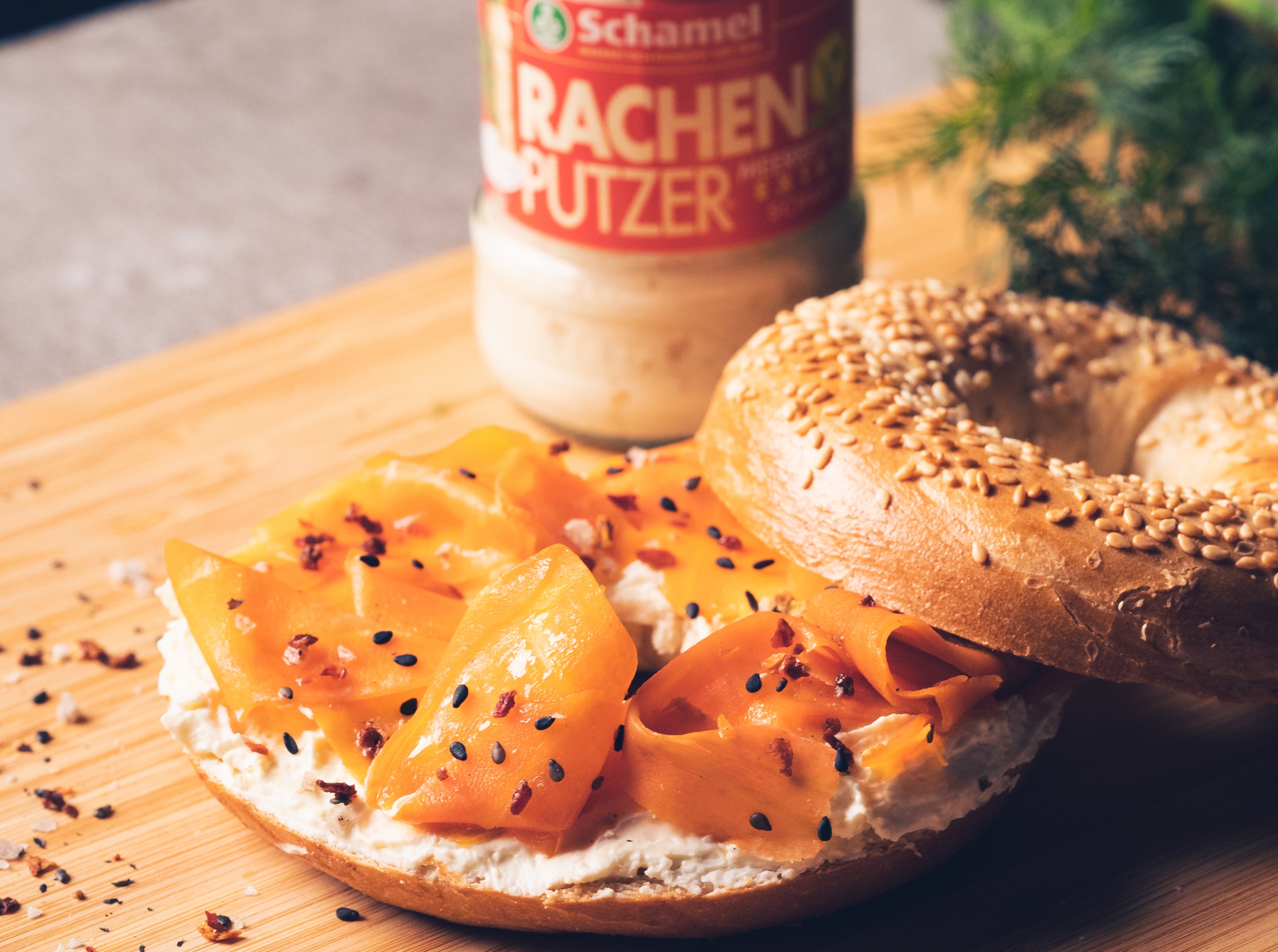 Veganer Karottenlachs-Bagel mit Meerrettich
