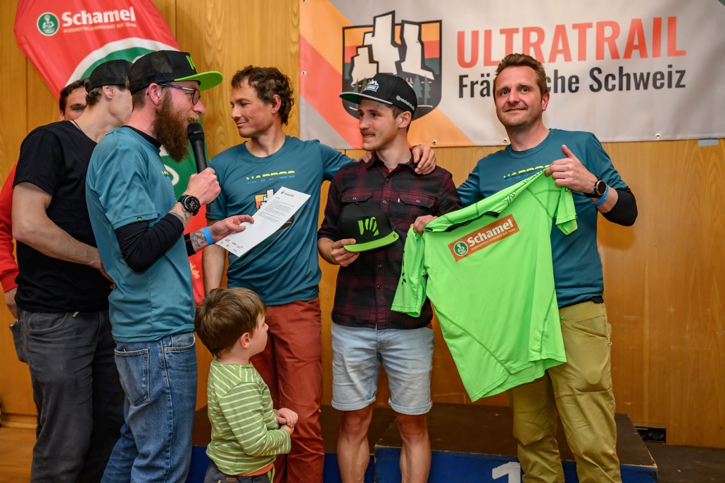 Alexander Westenberger inmitten der Team Schamel Kollegen Stefan Meyer und Florian Troeger