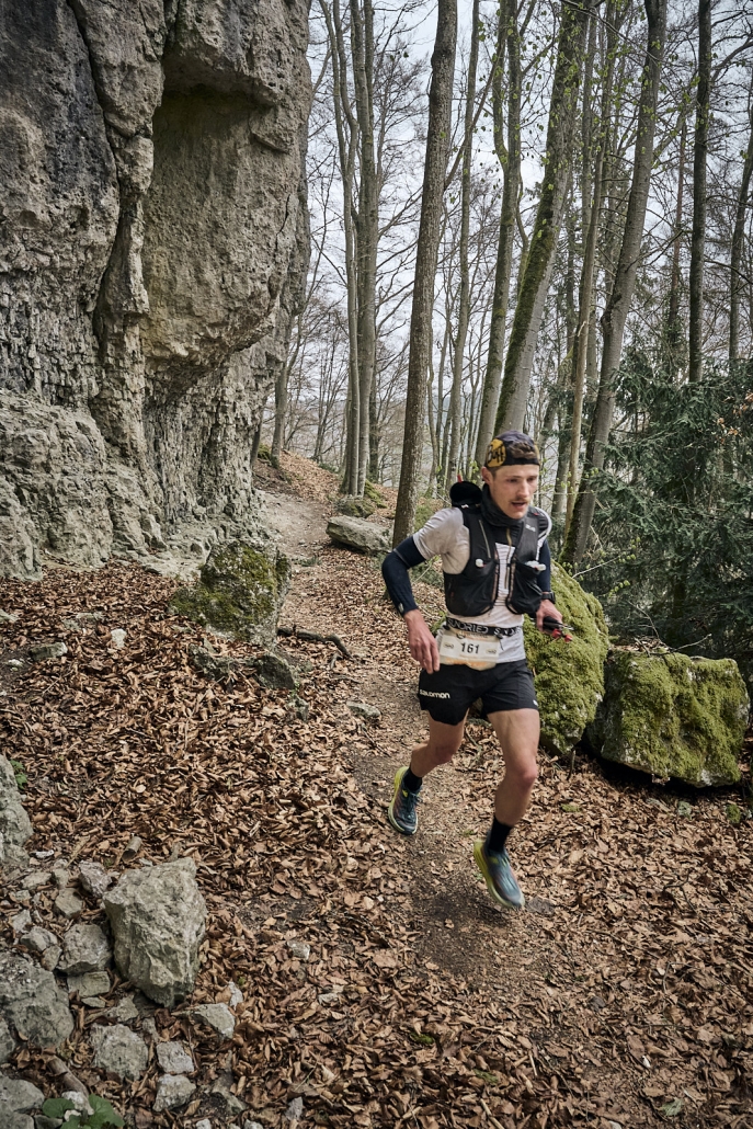 Schnell auf dem Trail: Alex Westenberger entlang der Felswände in der Fränkischen Schweiz