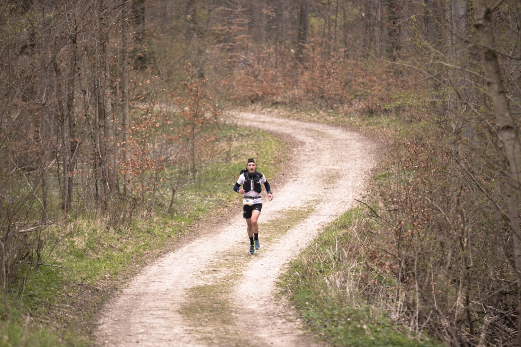Ultratrailläufer Alexander Westenberger allein auf weiter Flur