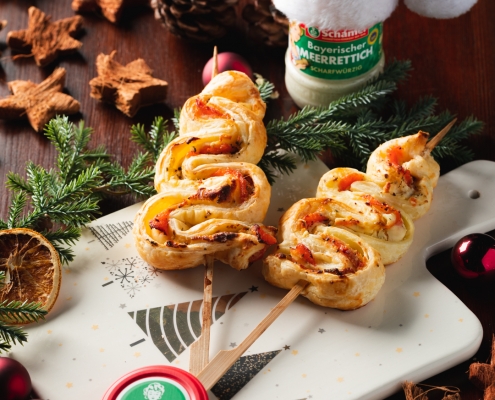 Leckere Weihnachts-Tannenbaumspieße mit Lachs-Meerrettich-Füllung