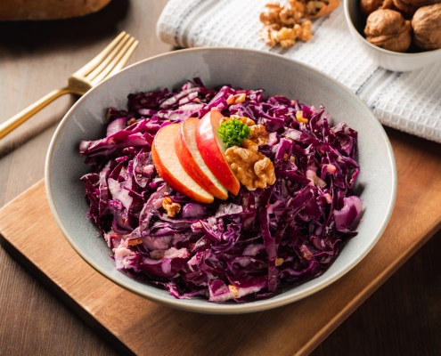 Rotkohlsalat mit Apfel und Meerrettich